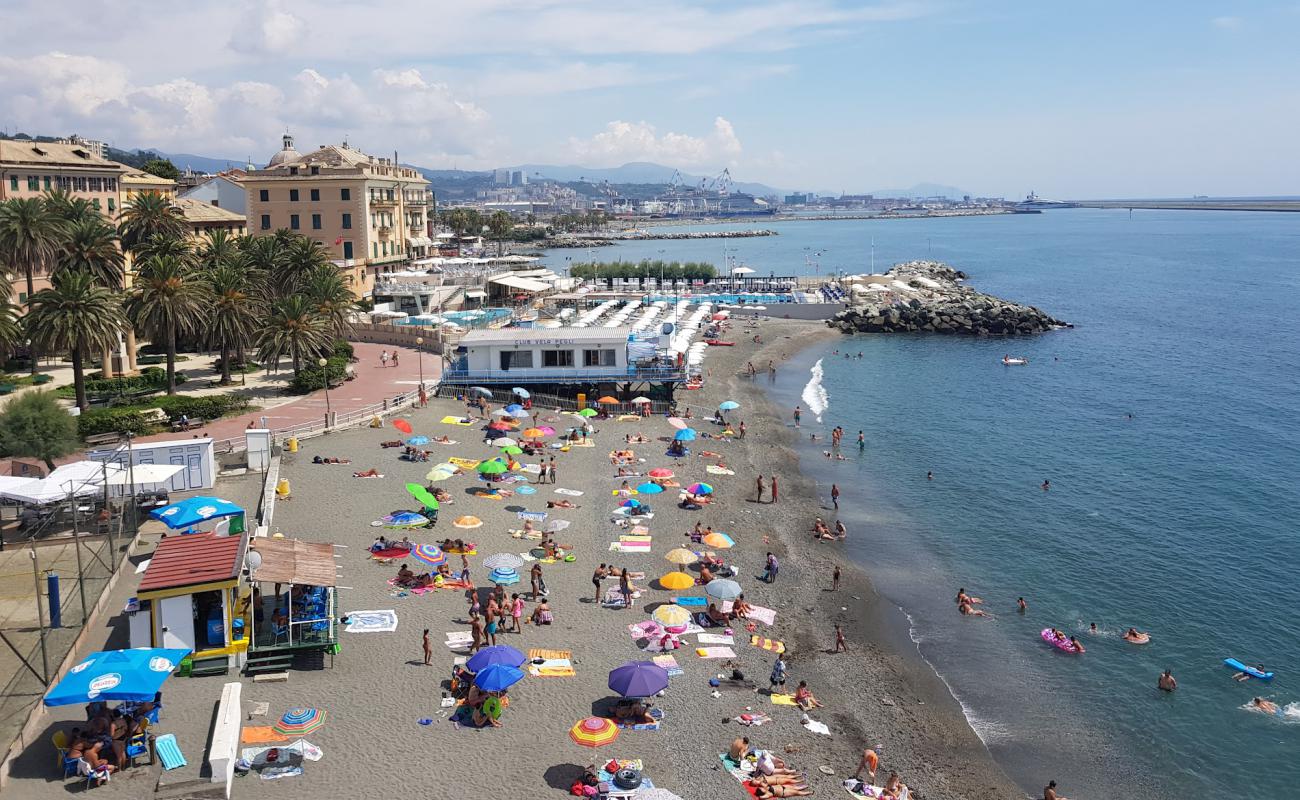 Foto de Pegli spiaggia con arena gris y guijarros superficie