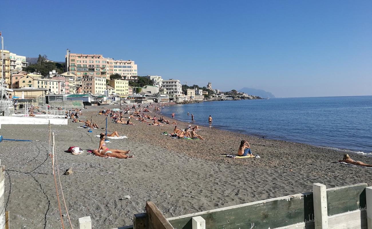 Foto de Spiaggia Sturla con guijarro gris superficie