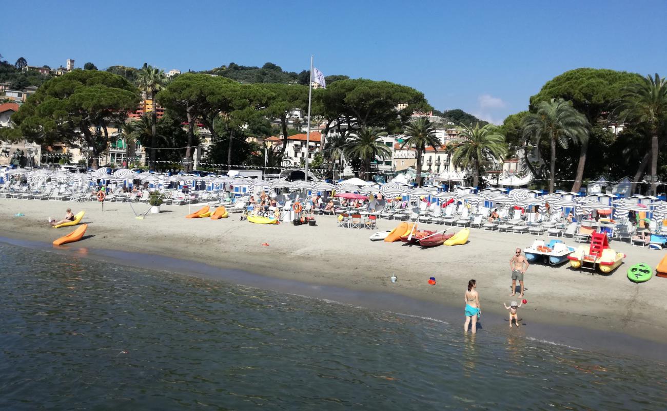 Foto de Rapallo beach con arena oscura superficie