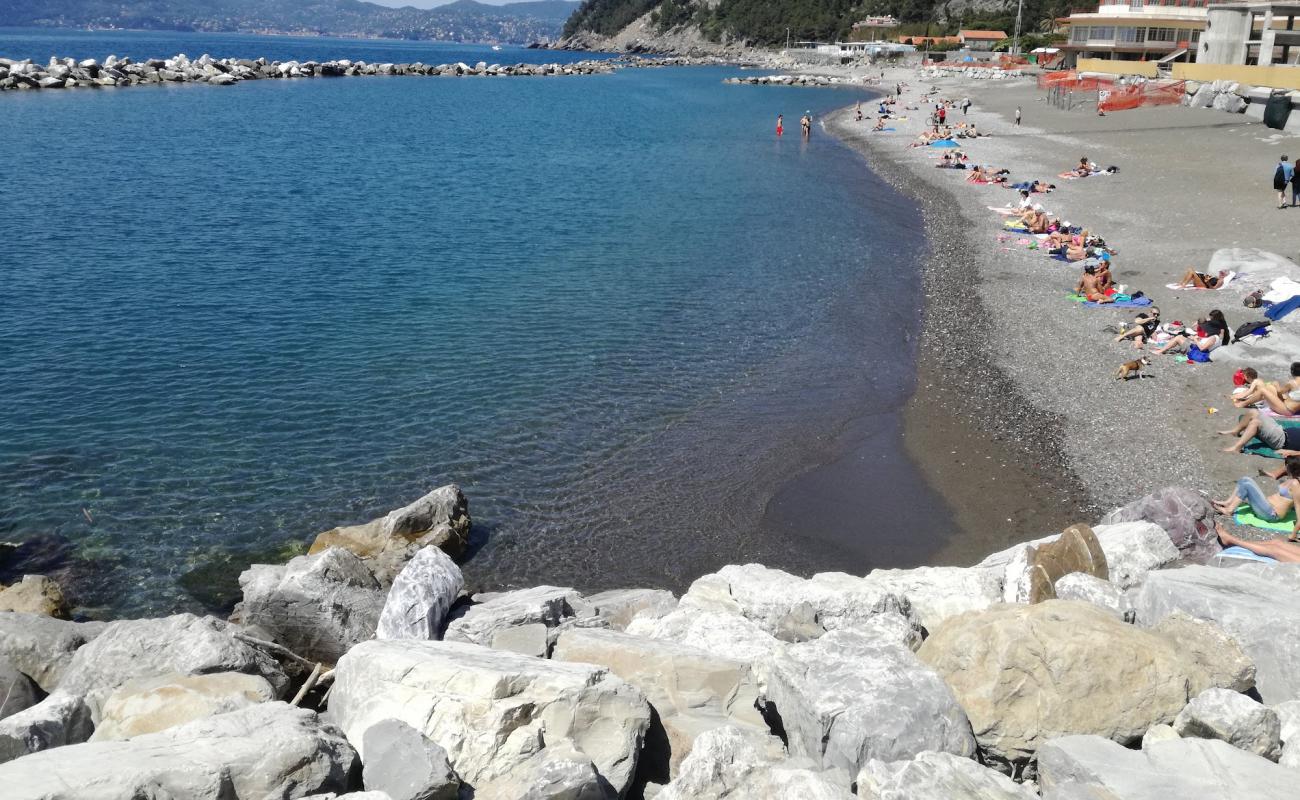 Foto de Chiavari beach con guijarro fino oscuro superficie