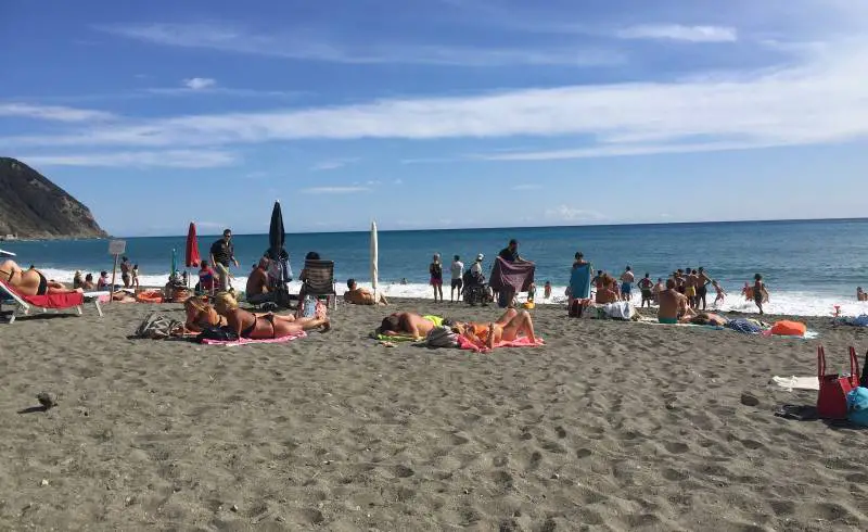 Foto de Riva Ponente con arena/guijarros negro superficie