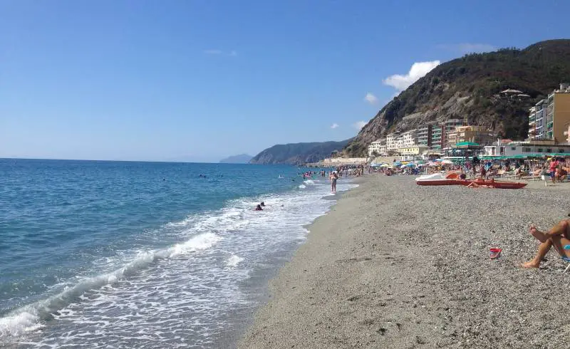 Foto de Spiaggia Deiva Marina con guijarro fino oscuro superficie