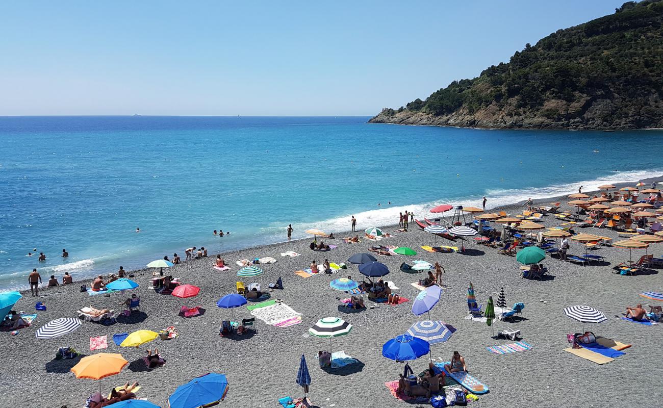 Foto de Playa de Bonassola con guijarro fino oscuro superficie