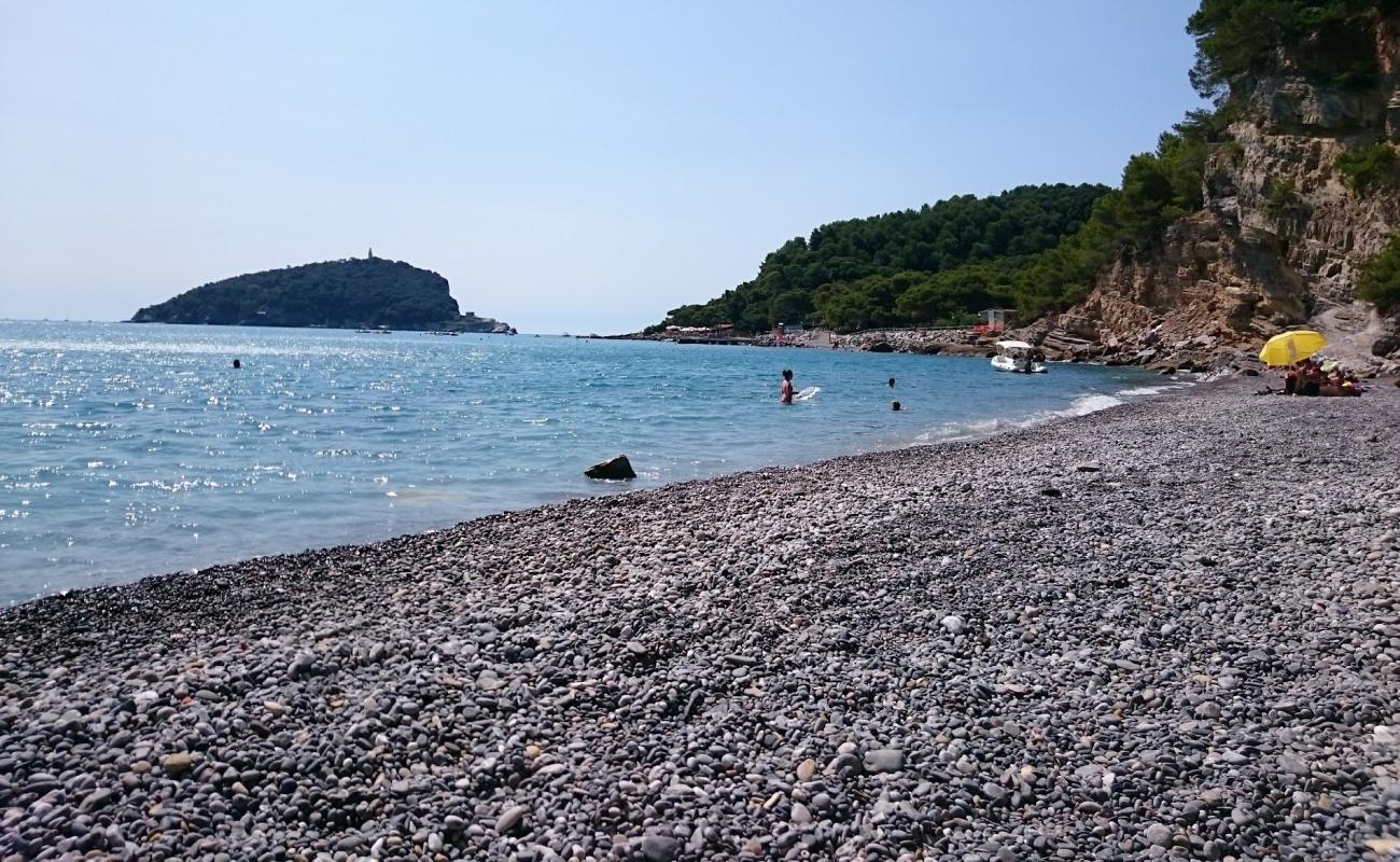 Foto de Spiaggia dei Gabbiani con guijarro gris superficie