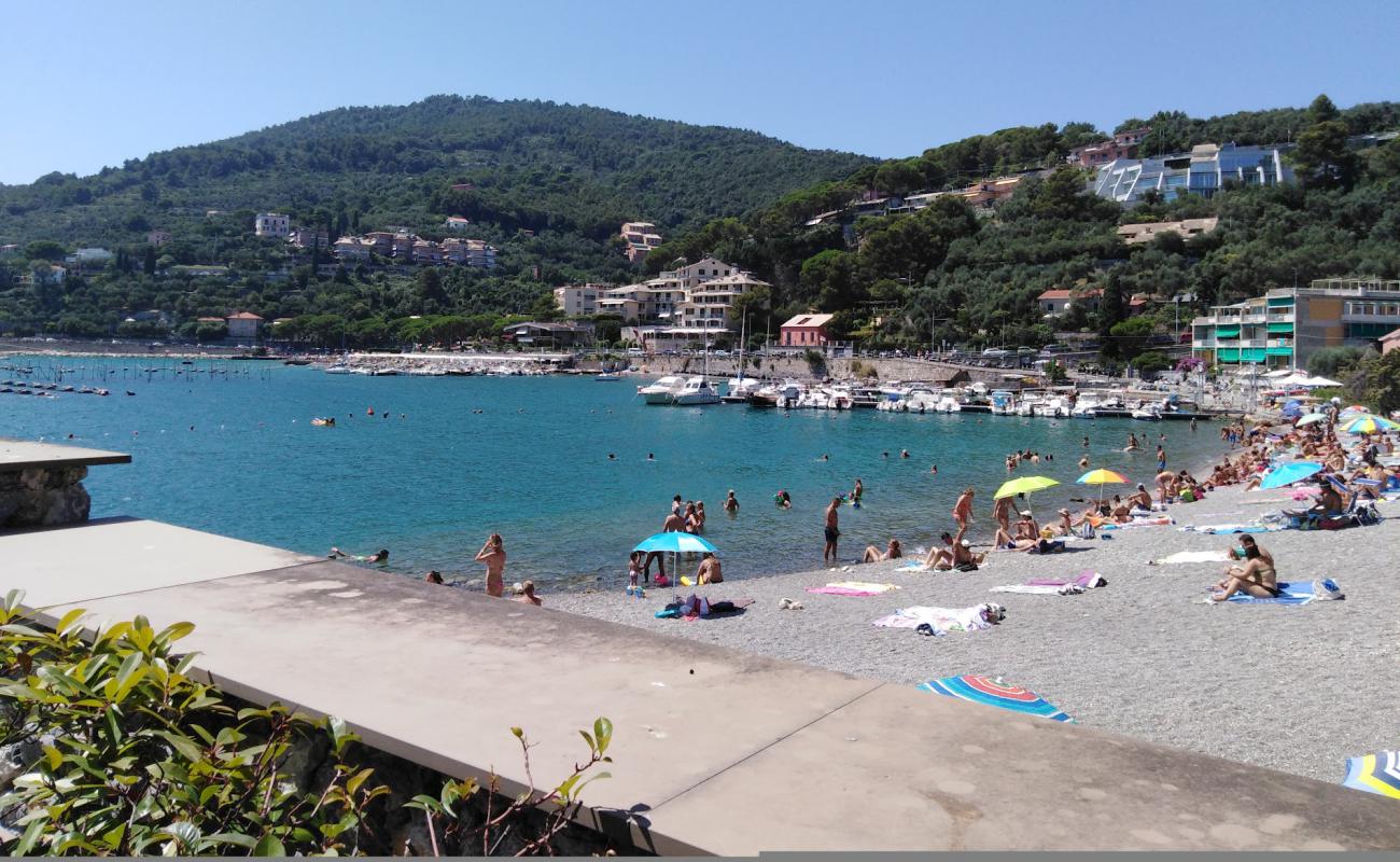 Foto de Spiaggia Mirella con guijarro fino gris superficie