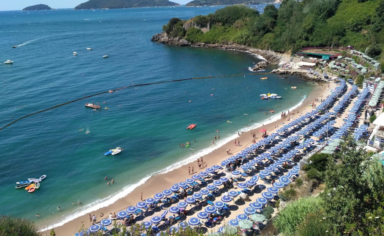 Foto de Baia Blu con arena oscura superficie