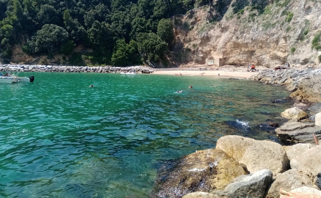 Foto de Spiaggia della Marinella di San Terenzo con arena oscura superficie