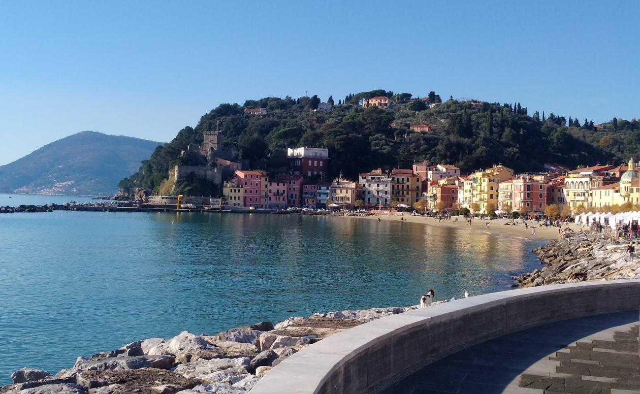 Foto de Spiaggia di San Terenzo con arena oscura superficie