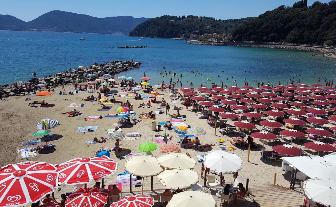 Foto de Spiaggia Venere Azzurra con arena oscura superficie