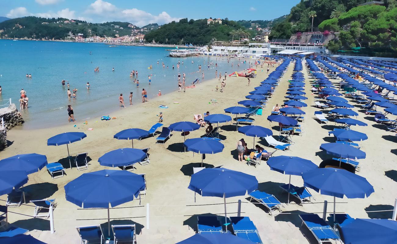 Foto de Spiaggia Lerici con arena fina oscura superficie