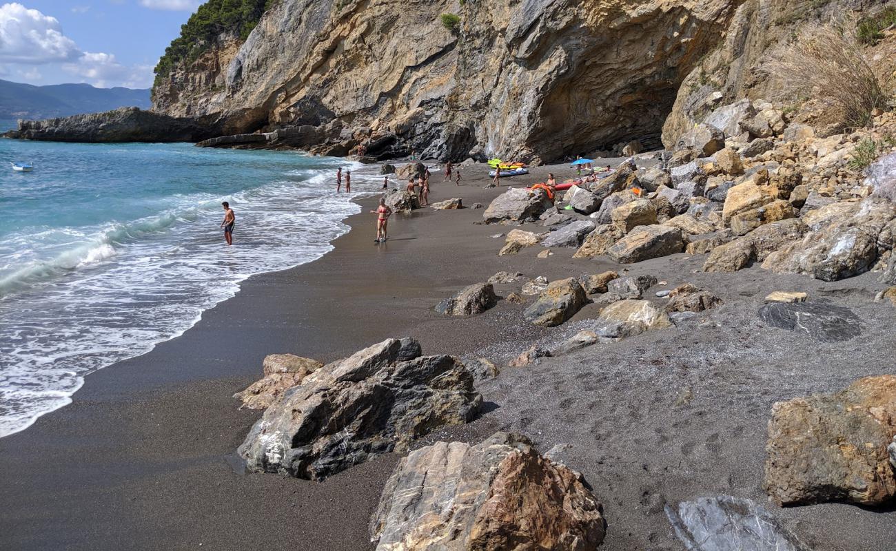 Foto de Spiaggia del Groppolo con arena oscura superficie