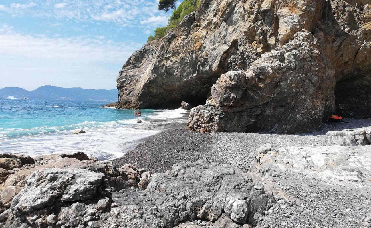 Foto de Spiaggia della Zezziggiola con guijarro gris superficie