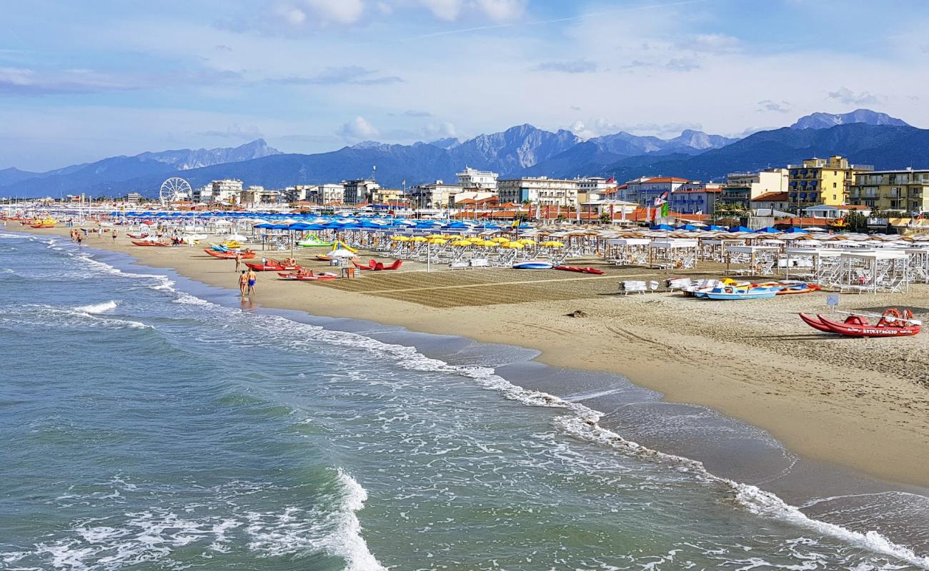 Foto de Viareggio beach con arena brillante superficie