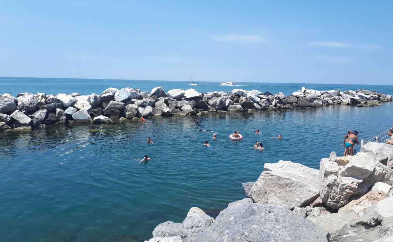 Foto de Marina di Pisa con arena oscura superficie