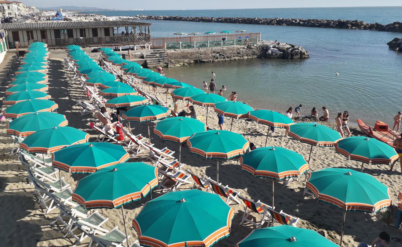 Foto de Bagno Gorgona con arena oscura superficie