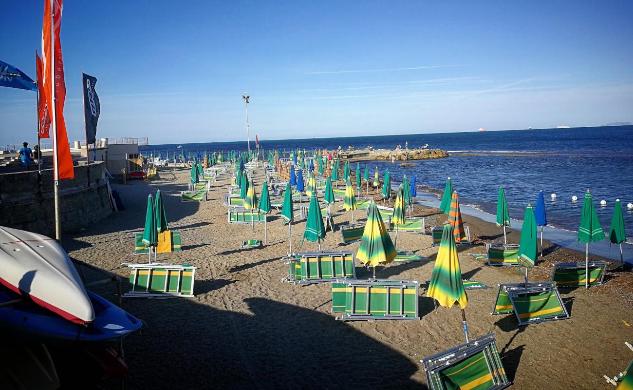 Foto de Tre Ponti beach con arena oscura superficie