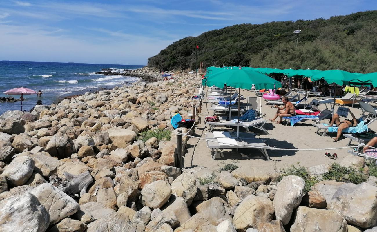 Foto de Fortullino beach con piedra superficie