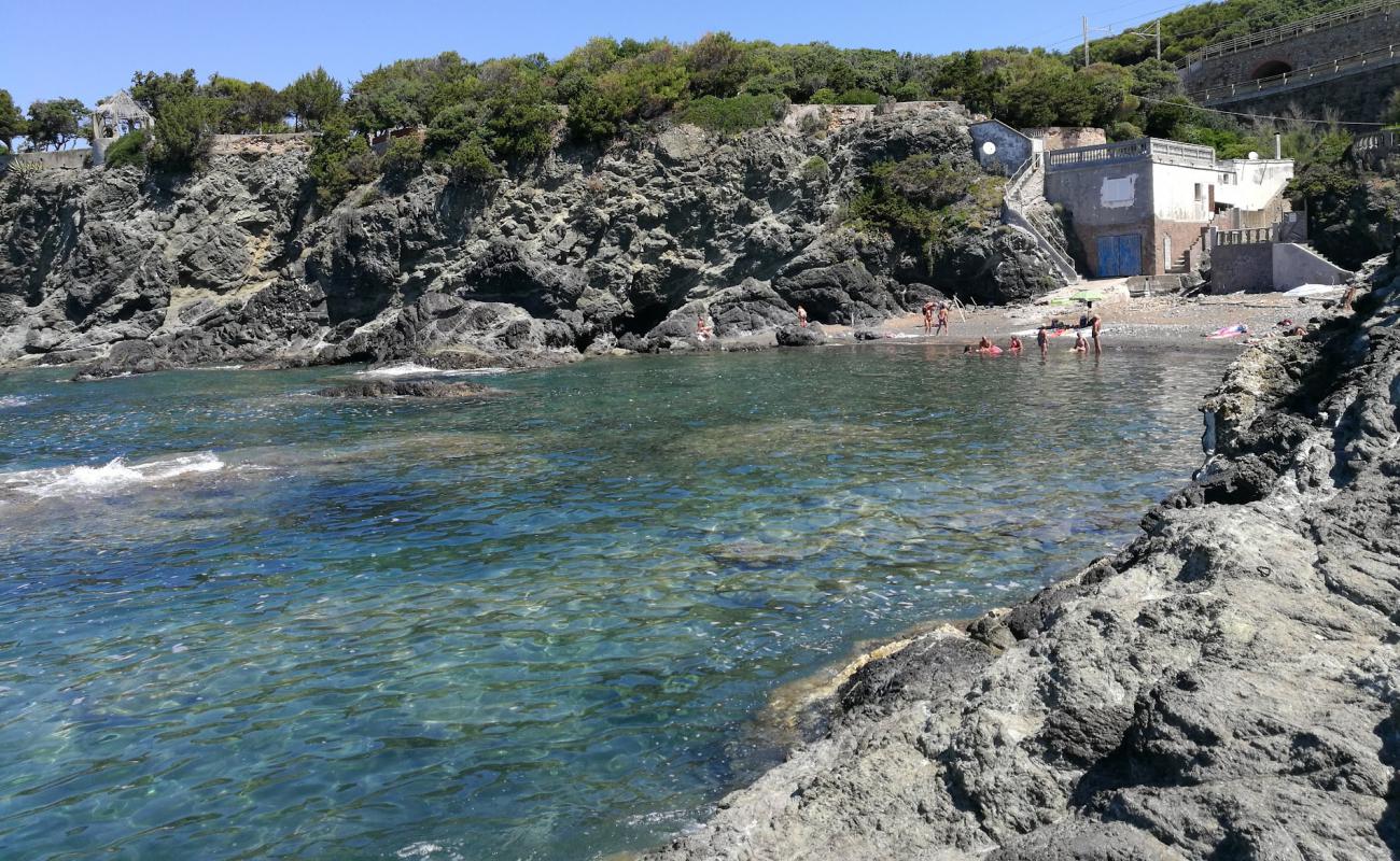 Foto de Spiaggia Le Forbici II con guijarro fino gris superficie