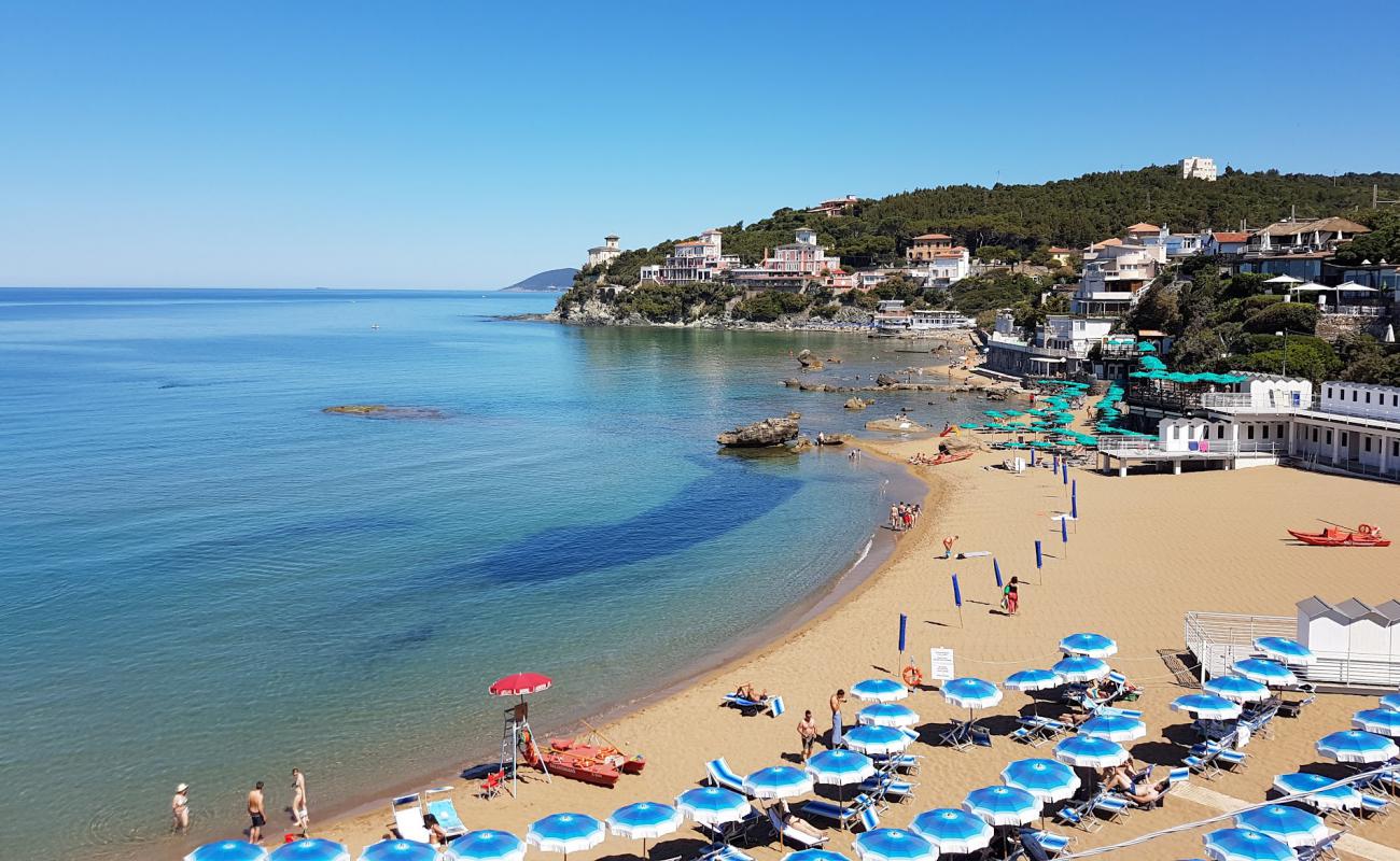 Foto de Quercetano Bay con arena oscura superficie