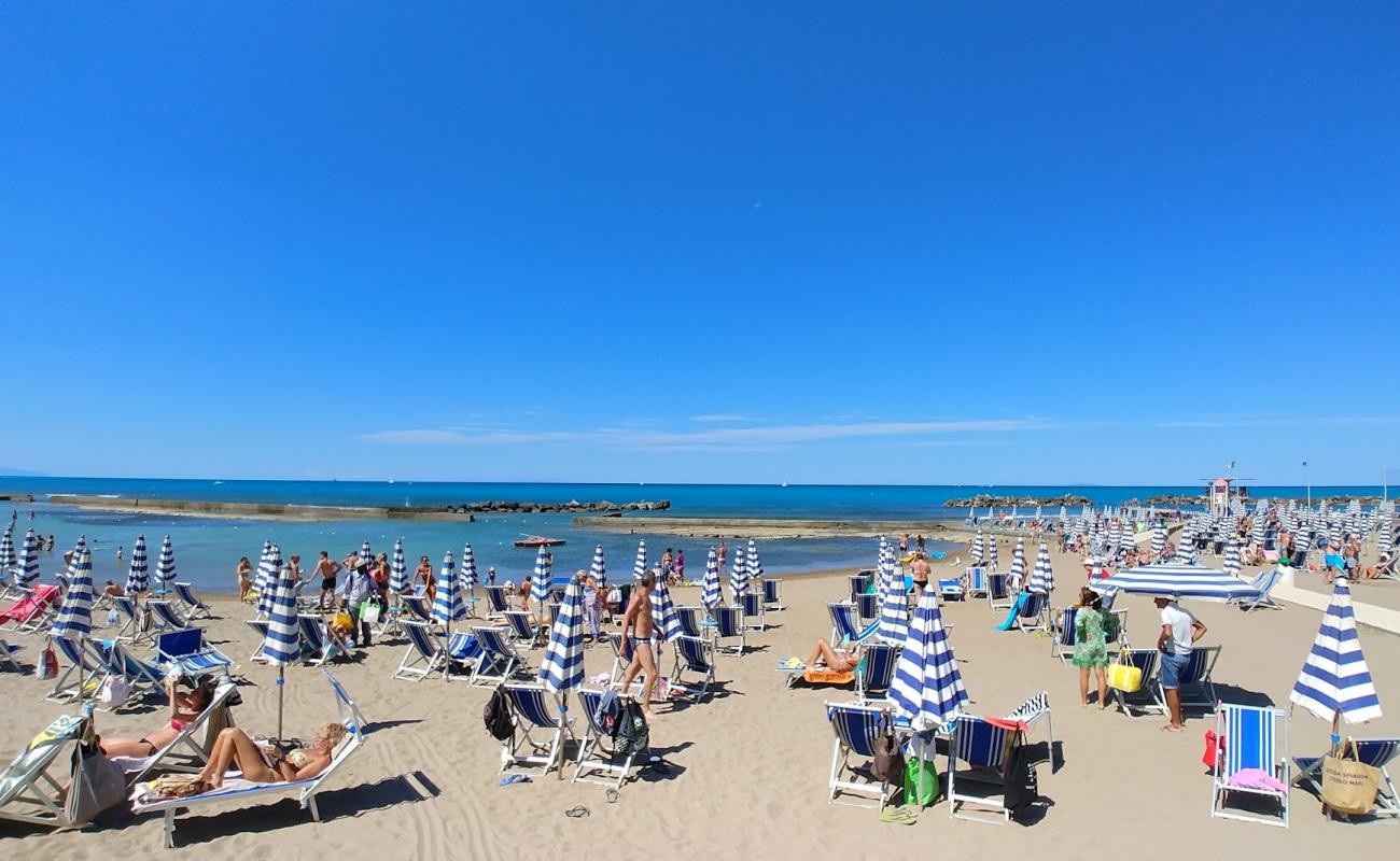 Foto de Lillatro beach con arena oscura superficie