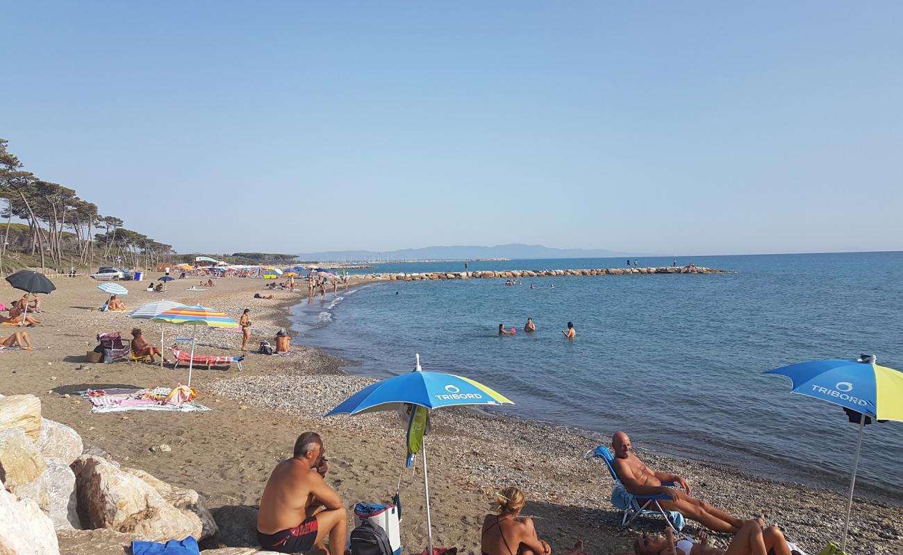 Foto de Bau beach con arena oscura superficie