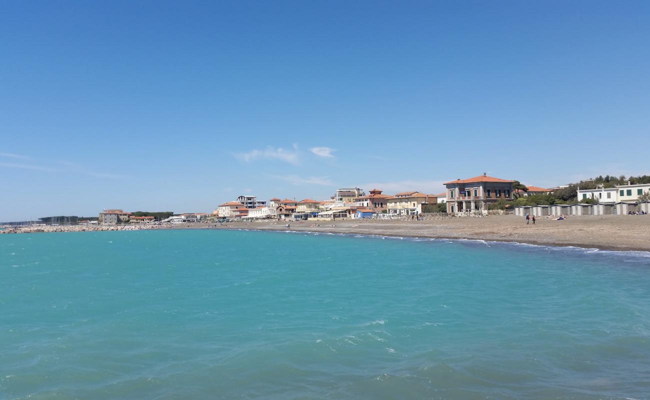 Foto de Marina di Cecina con guijarro fino oscuro superficie