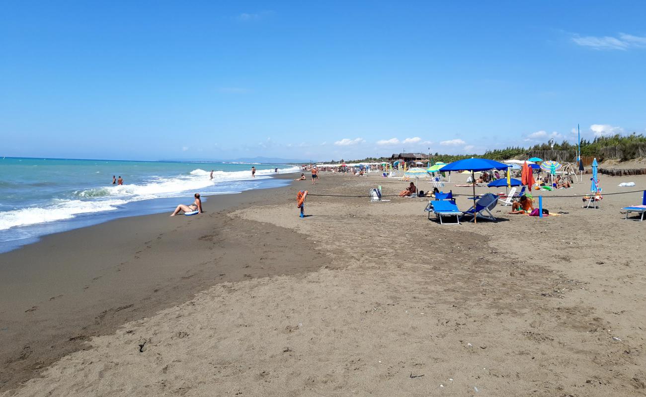 Foto de Marina Di Bibbona III con arena oscura superficie