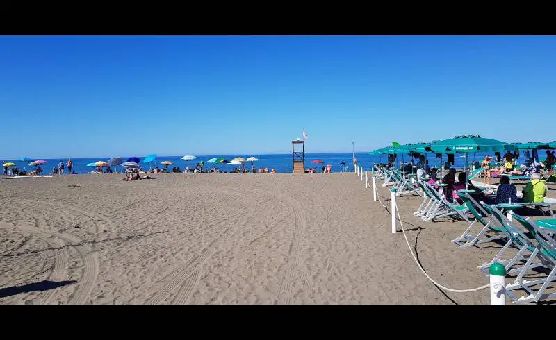 Foto de Marina di Castagneto con arena oscura superficie