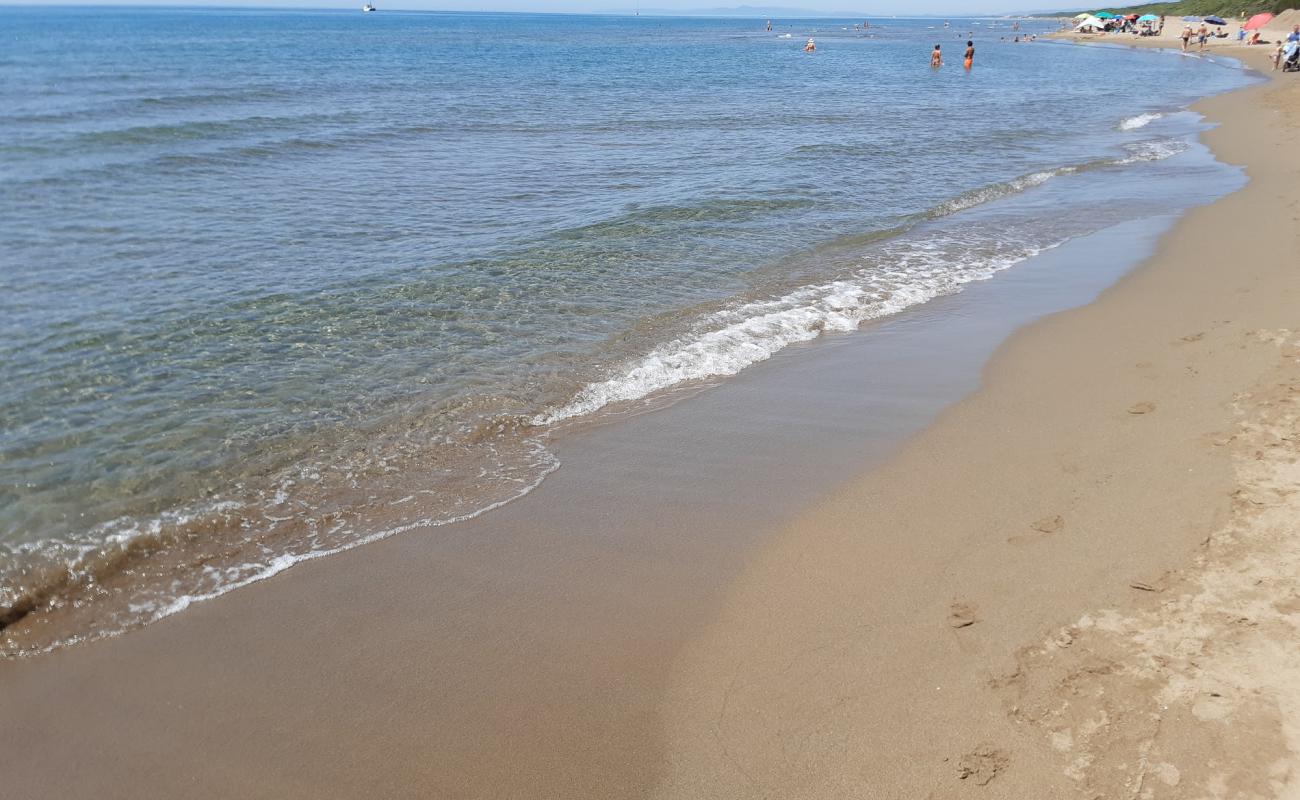 Foto de San Vincenzo beach con arena oscura superficie