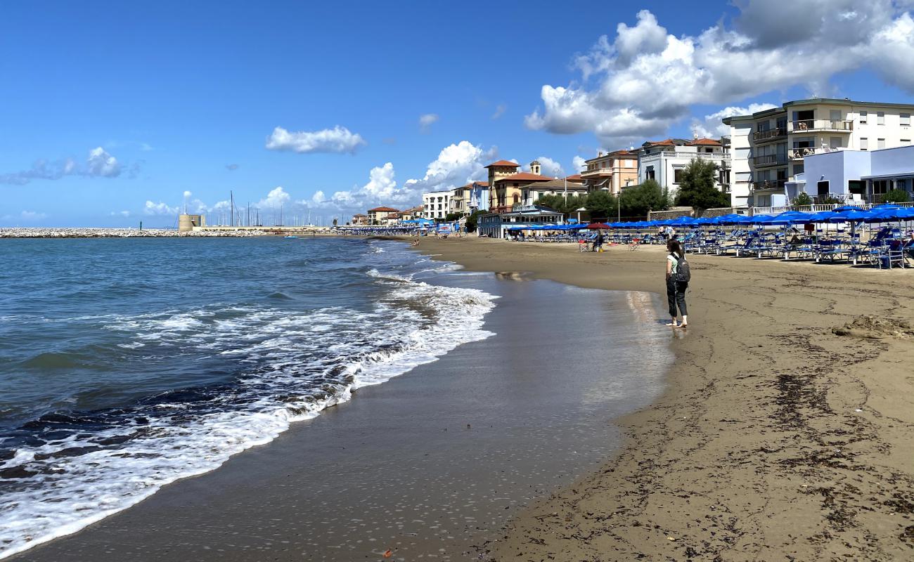 Foto de Spiaggia Libera San Vincenzo con arena oscura superficie