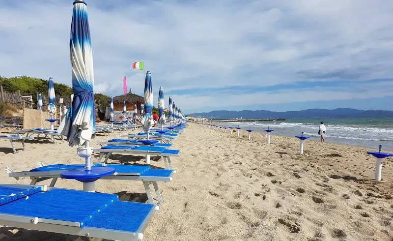 Foto de Spiaggia libera Carbonifera con arena oscura superficie