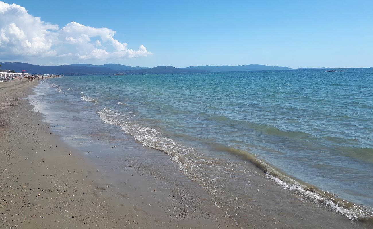 Foto de Follonica beach II con arena oscura superficie