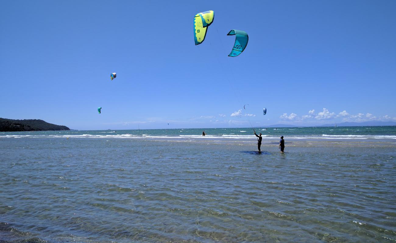 Foto de Puntone beach con arena oscura superficie