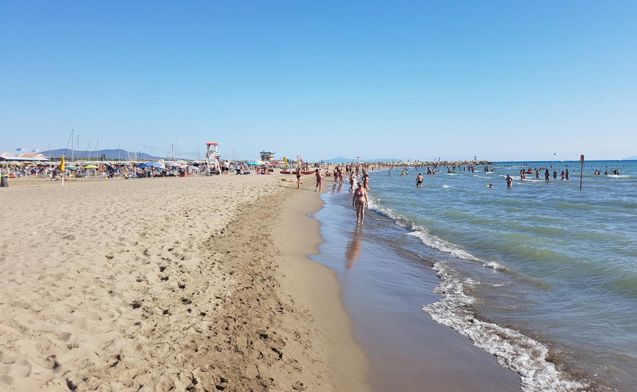 Foto de Spiaggia Marina di Grosseto con arena oscura superficie