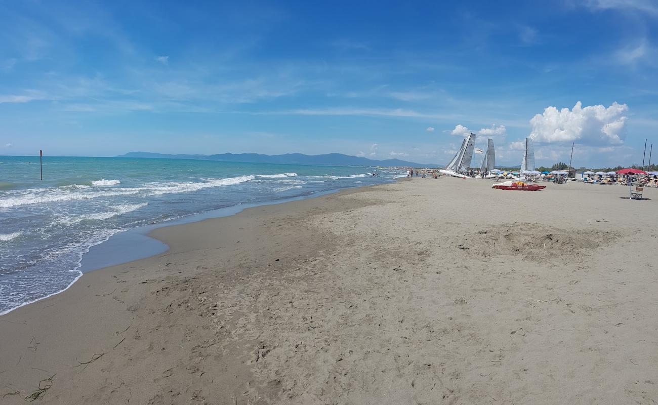 Foto de Spiaggia Principina a Mare con arena oscura superficie