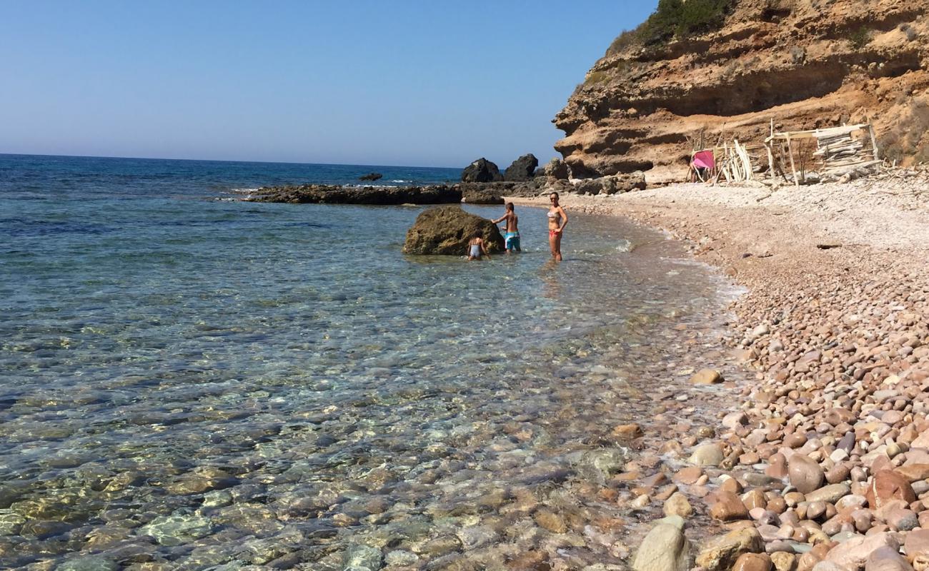 Foto de Cala Salto del Cervo con guijarro gris superficie