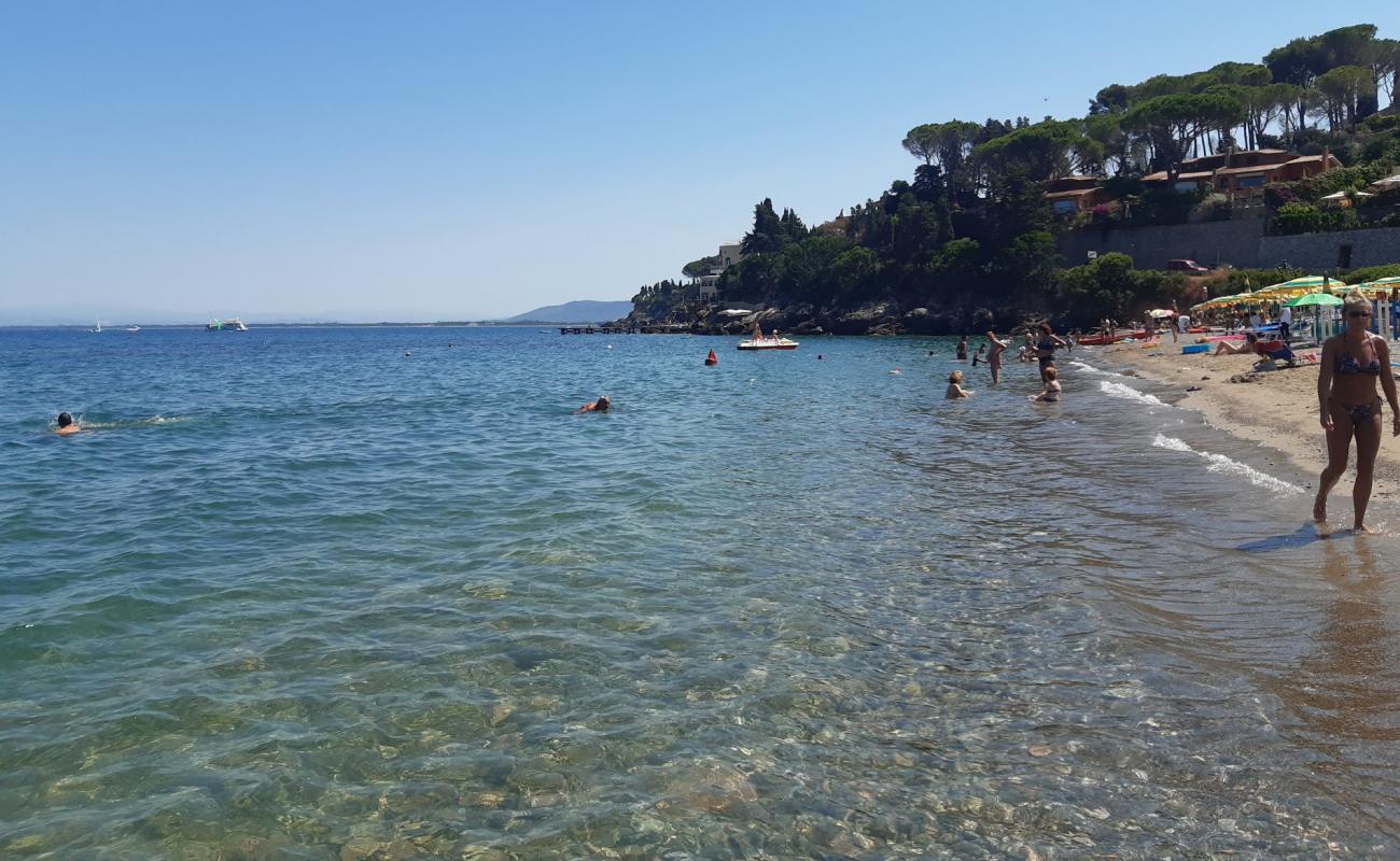 Foto de Pozzarello beach con arena/guijarros negro superficie