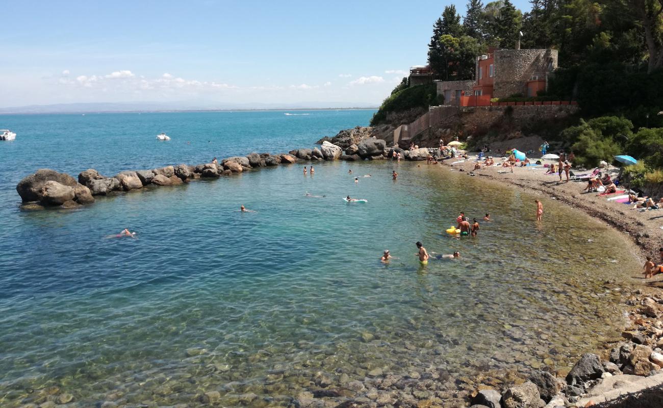 Foto de Spiaggia della Bionda con arena gris y piedras superficie