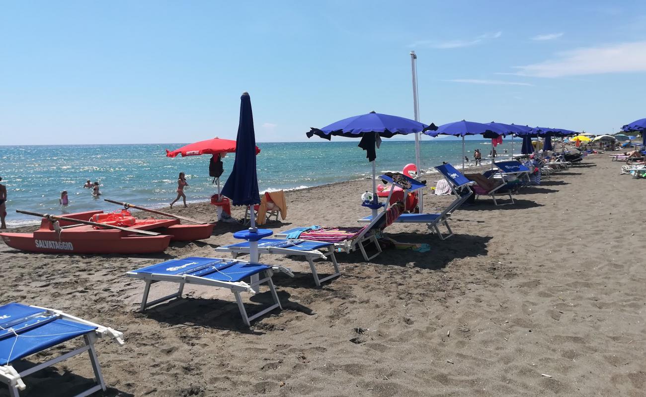 Foto de Montalto Marina beach III con arena oscura superficie