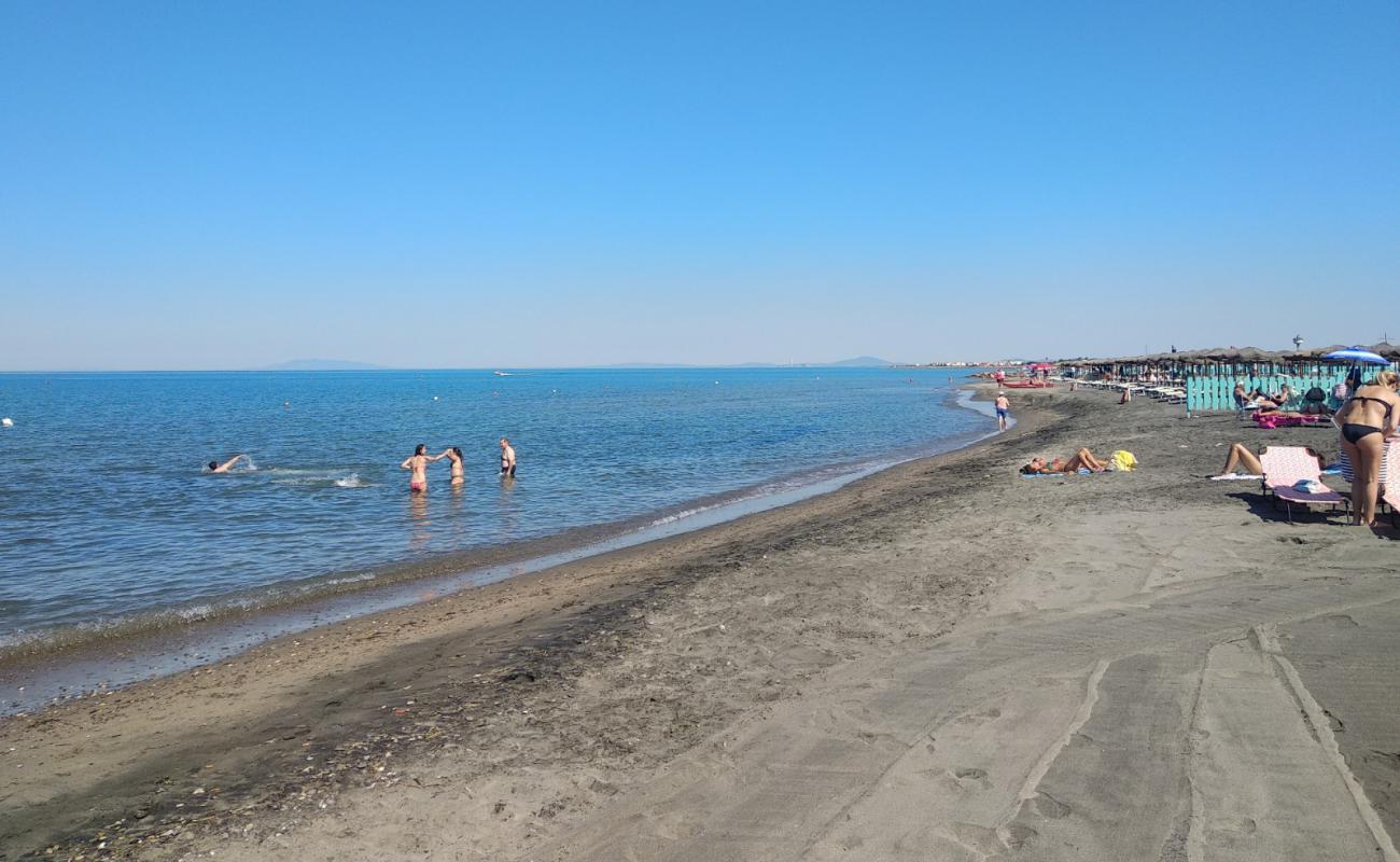 Foto de Lido di Tarquinia beach con arena oscura superficie