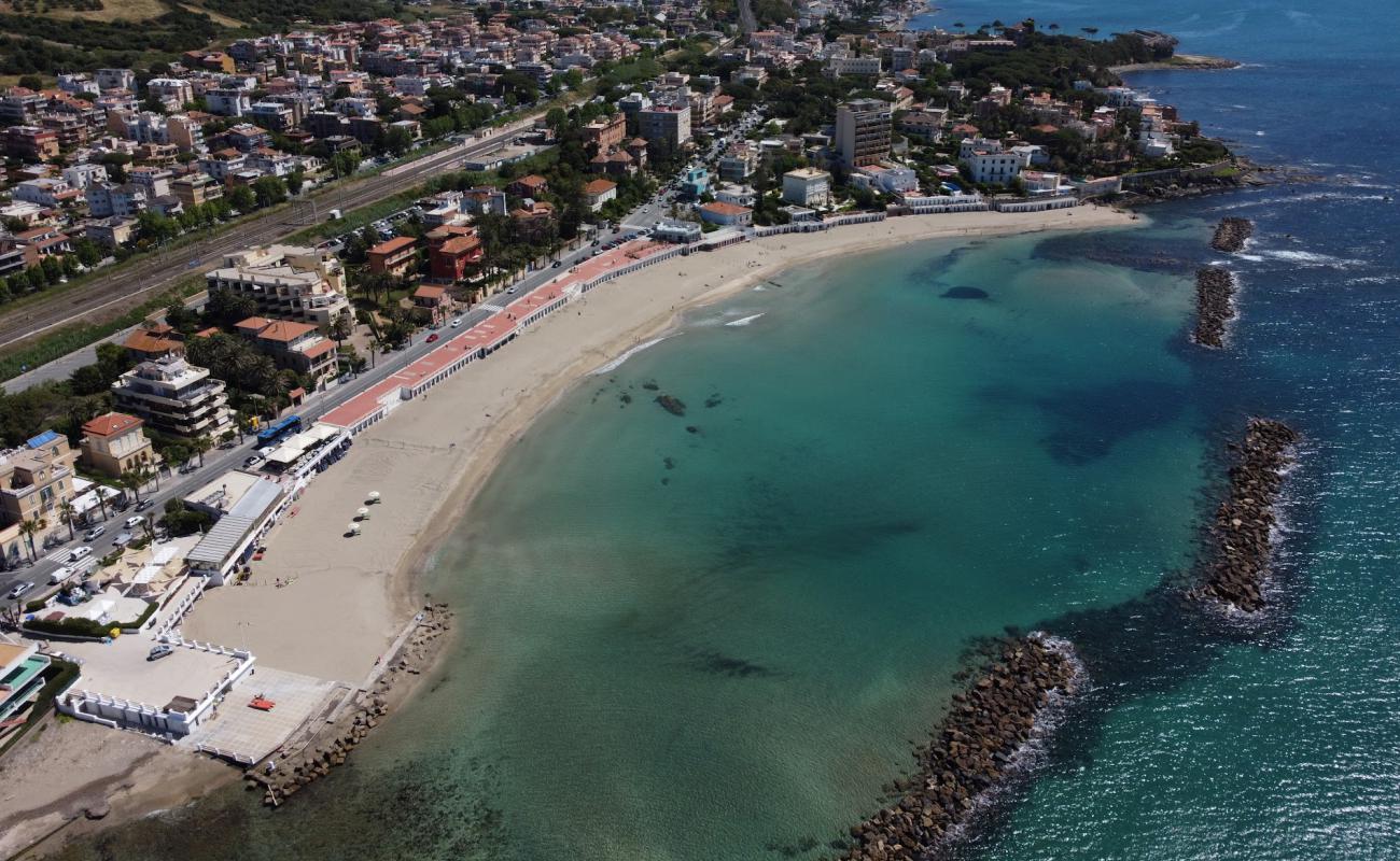 Foto de Santa Marinella beach con arena oscura superficie