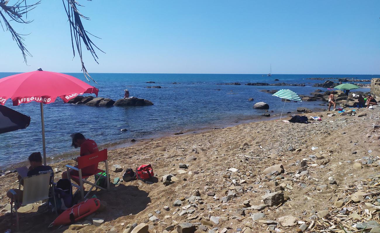 Foto de La spiaggia bella con guijarro fino gris superficie