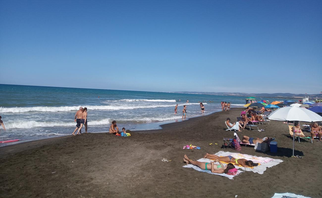 Foto de Spiaggia di Campo di Mare II con arena oscura superficie