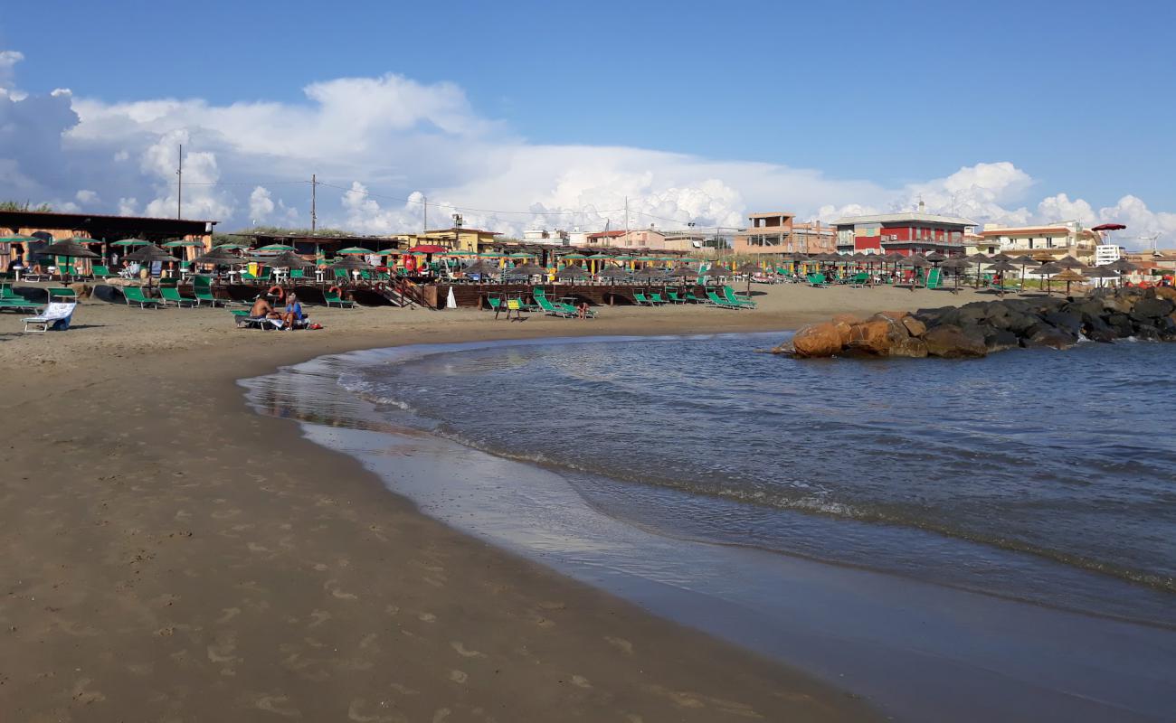 Foto de Il Covo Beach con arena oscura superficie