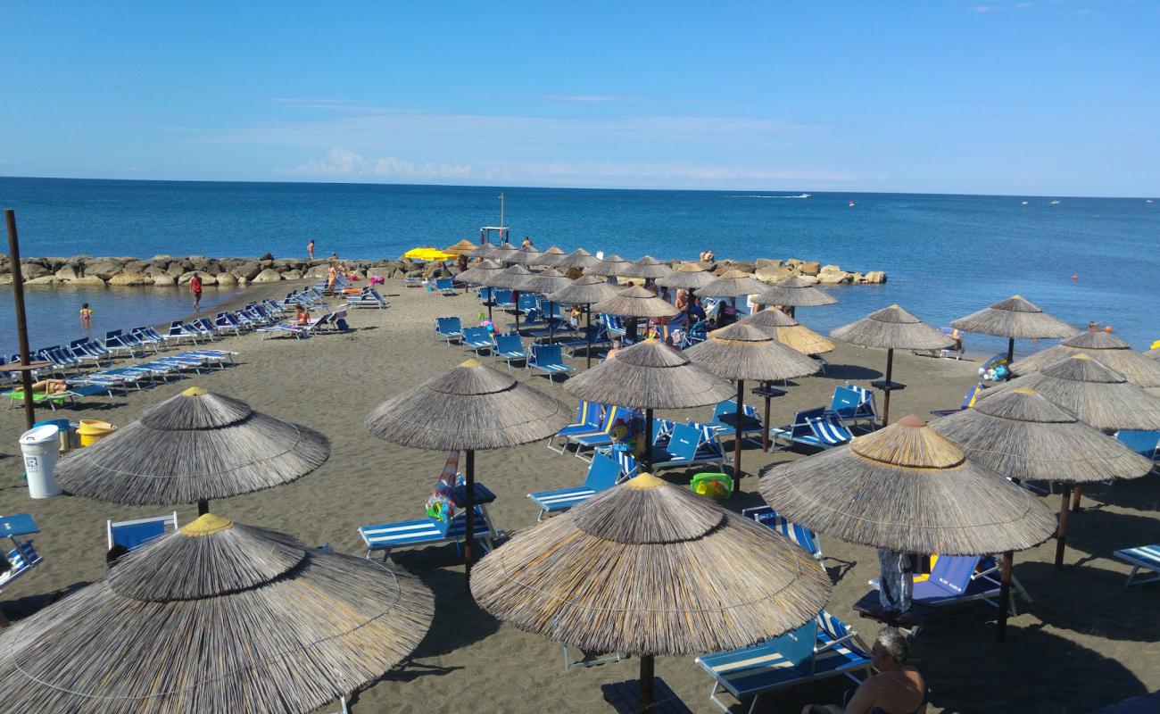 Foto de Ladispoli beach con arena oscura superficie