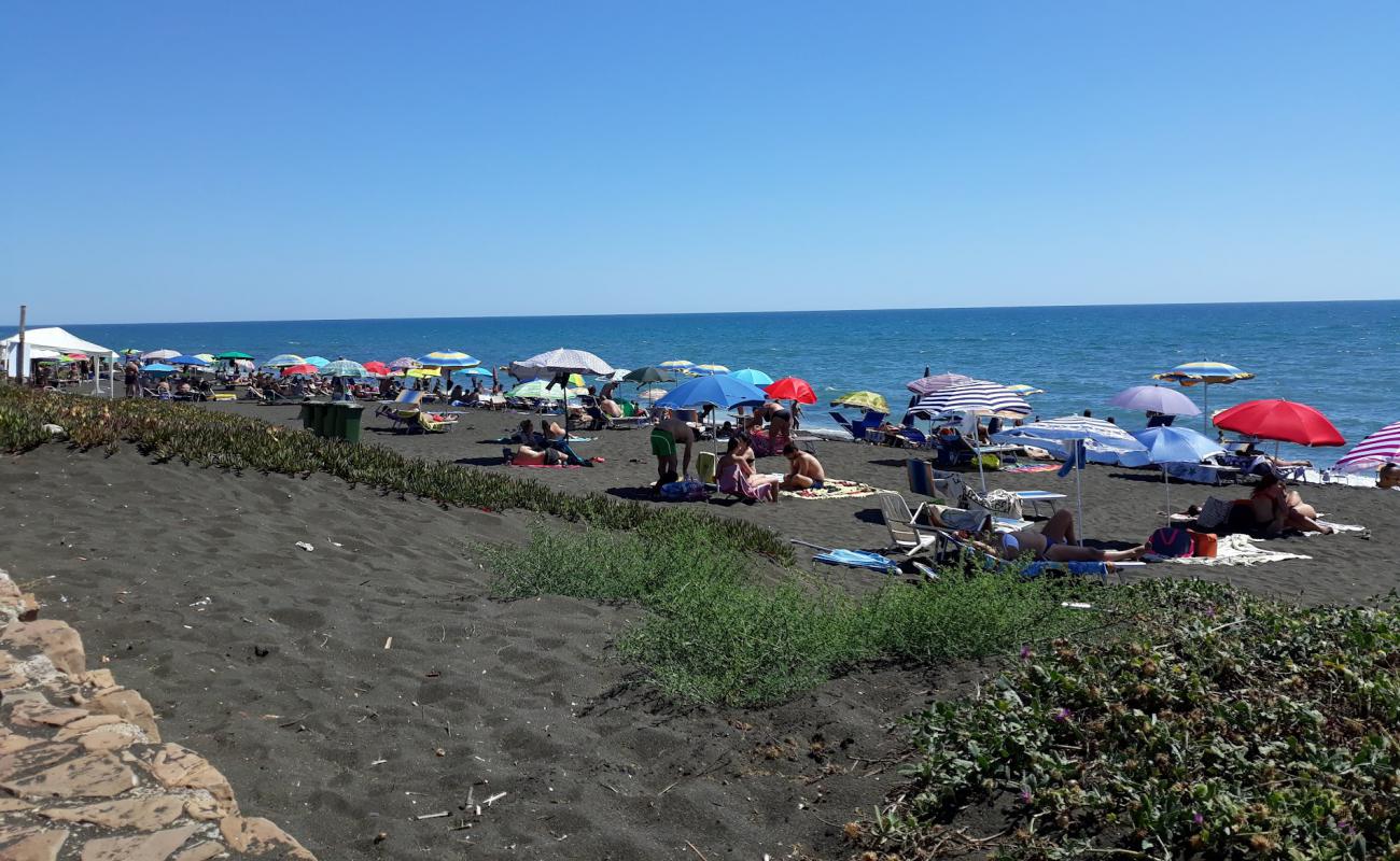 Foto de Spiaggia di Ladispoli con arena oscura superficie