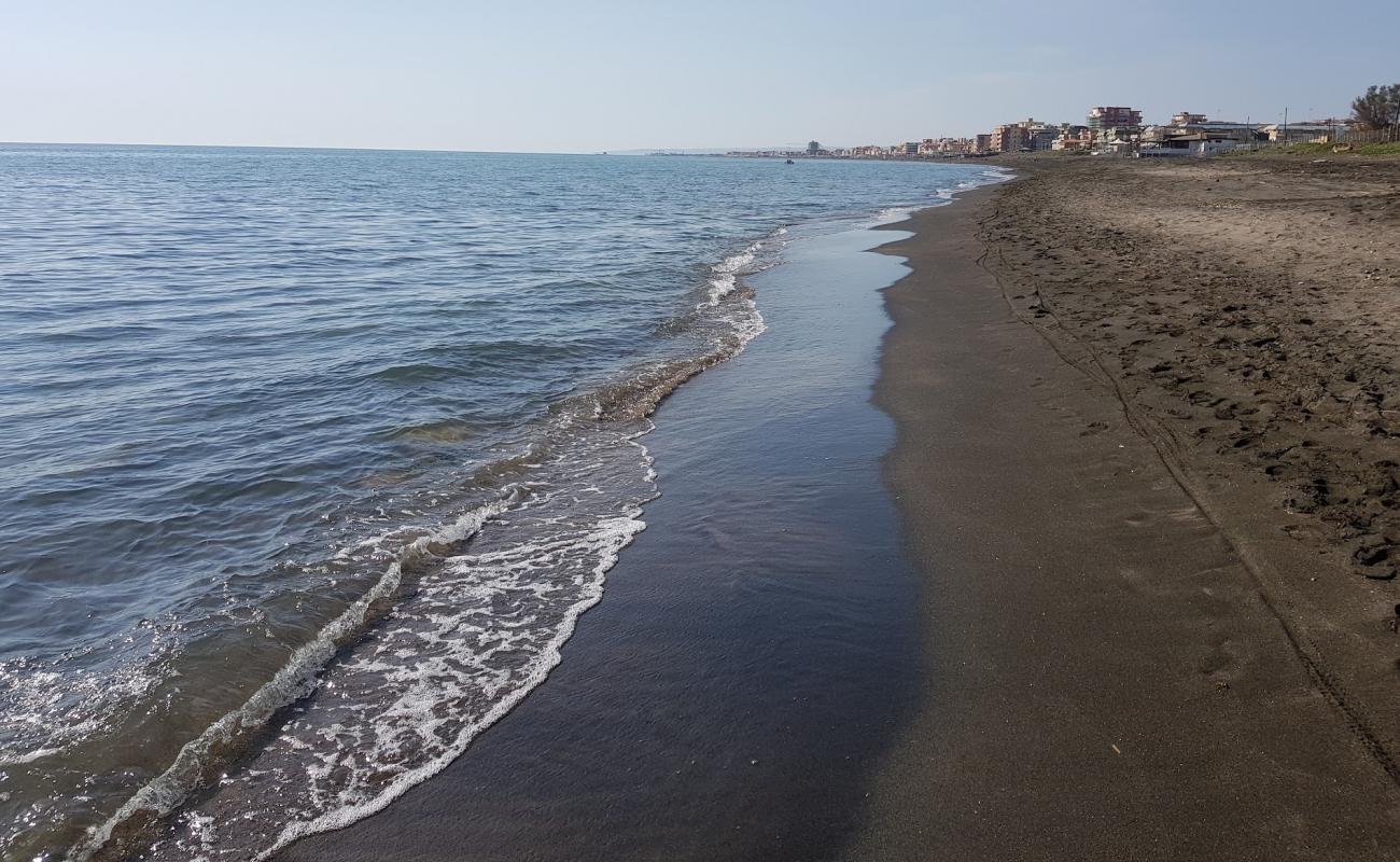 Foto de Bau Beach Ladispoli con arena oscura superficie