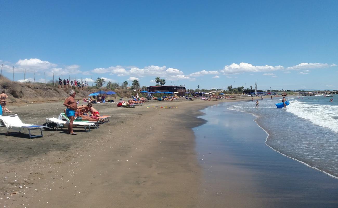 Foto de Il Castello beach con arena oscura superficie