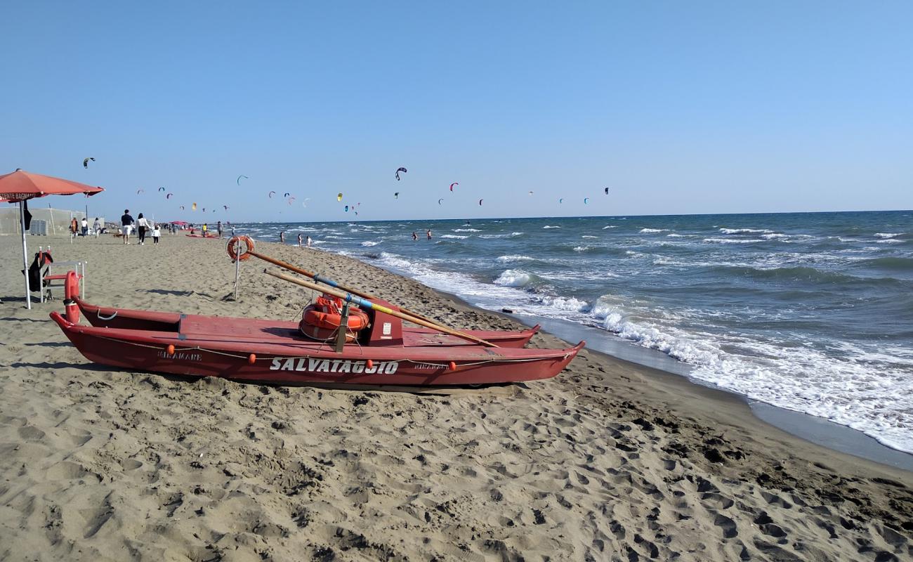 Foto de Bocca di Leone beach con arena oscura superficie