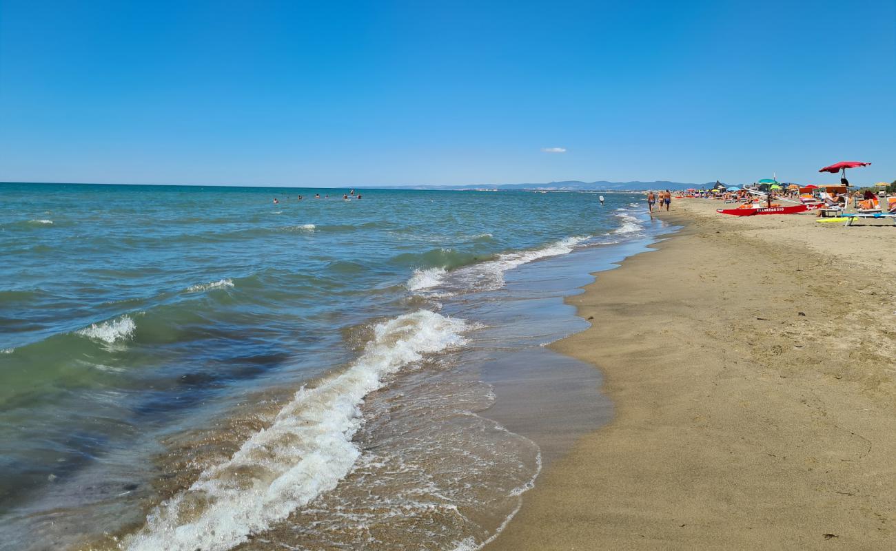 Foto de Playa Libera di Fregene con arena oscura superficie